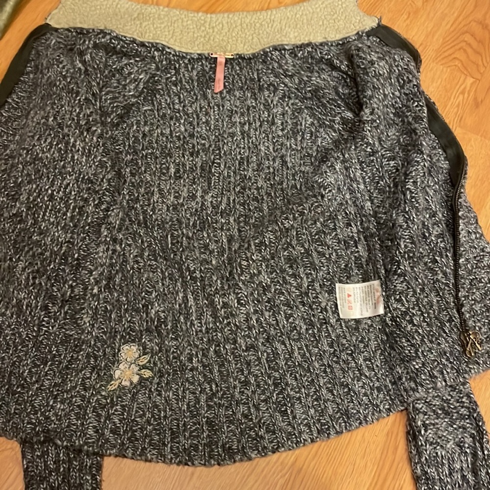 Powder Room Sweater Small - Picture 6 of 8